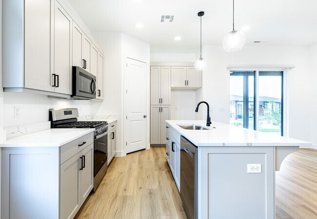 Building Photo - 2823 E Snowberry Dr