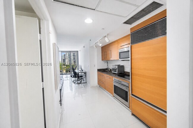 Building Photo - 475 Brickell Ave