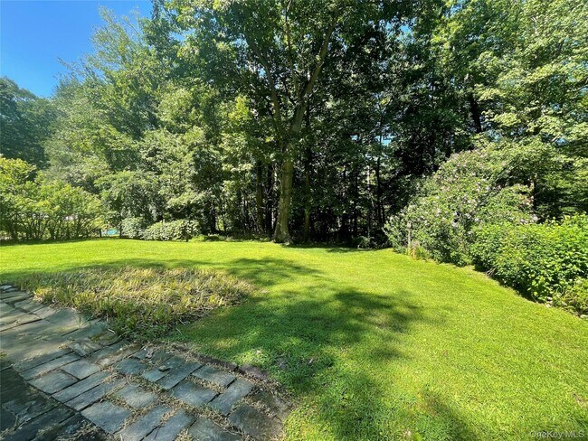 Building Photo - 114 Lake Kitchawan Dr