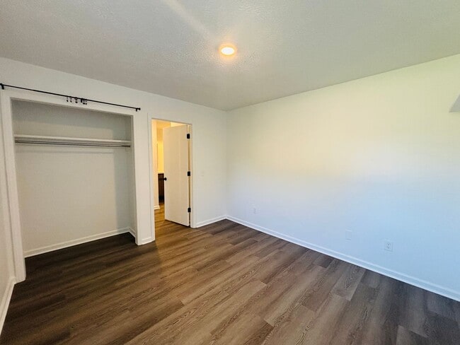 Building Photo - 3 Bedroom, 2 Bath Duplex