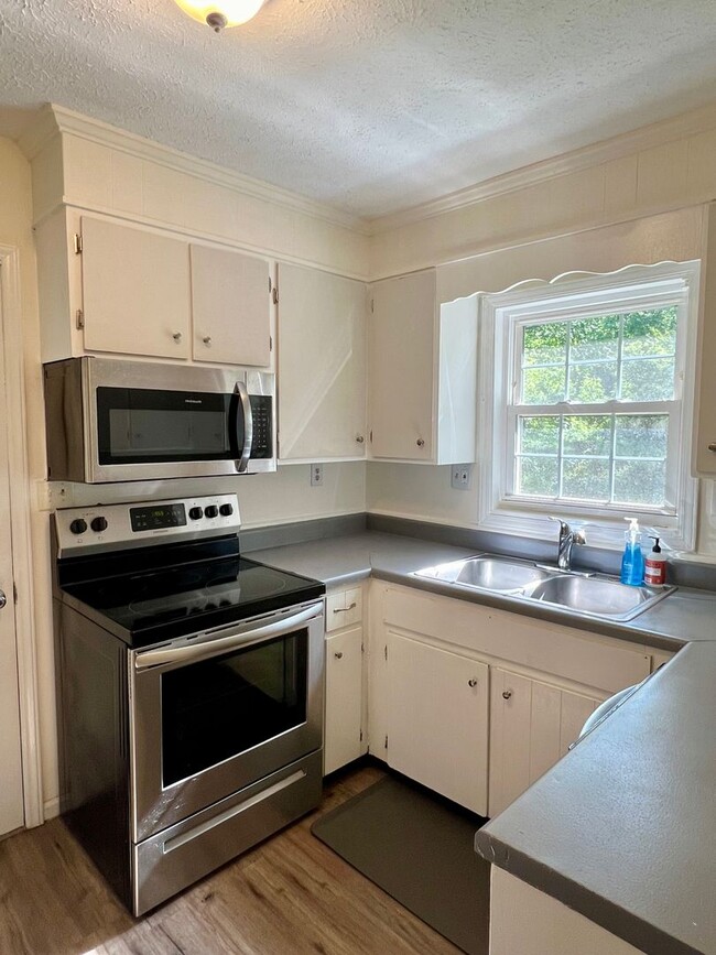 Building Photo - 3 Bedroom home for rent in Hendersonville!