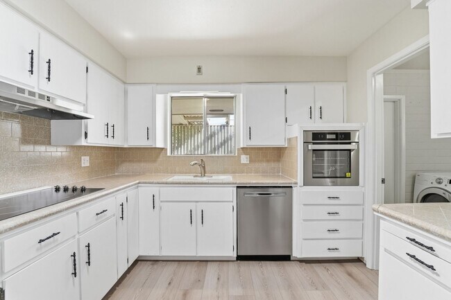 Building Photo - Spacious 3 Bed in Dreamland Villa | Corner Lot + Circular Drive
