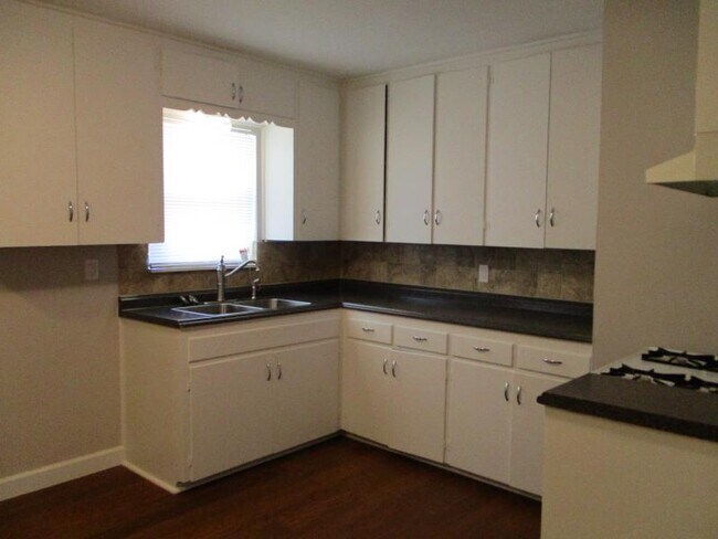 Building Photo - 1005 S 11th St