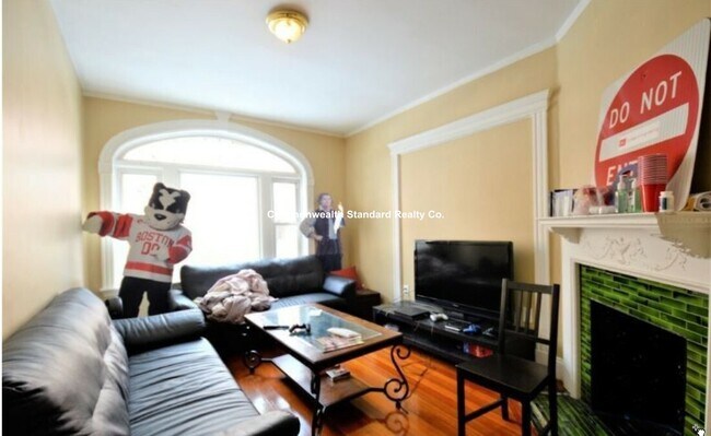 Building Photo - 10 Strathmore Rd