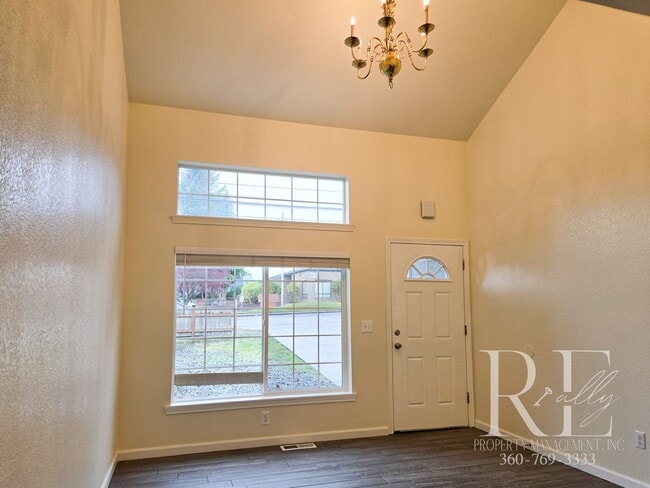 Building Photo - Military Discount: Spacious Bremerton Townhome with Garage & Fenced Yard