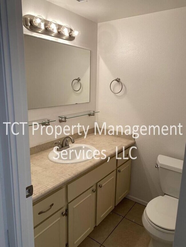Building Photo - Awesome 3 Bedroom Townhome in Tempe!