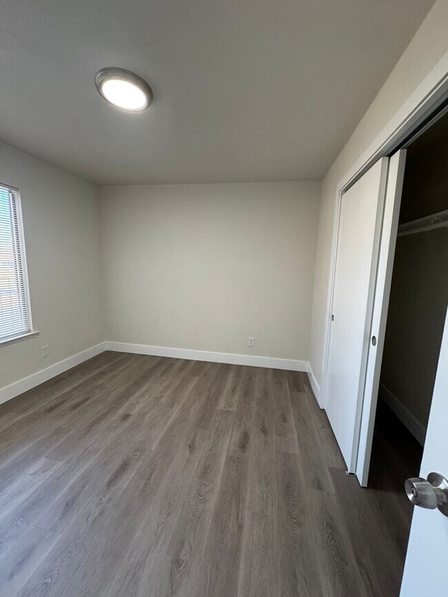 Building Photo - 2 Bed 1 Bath Apartment move in ready!!