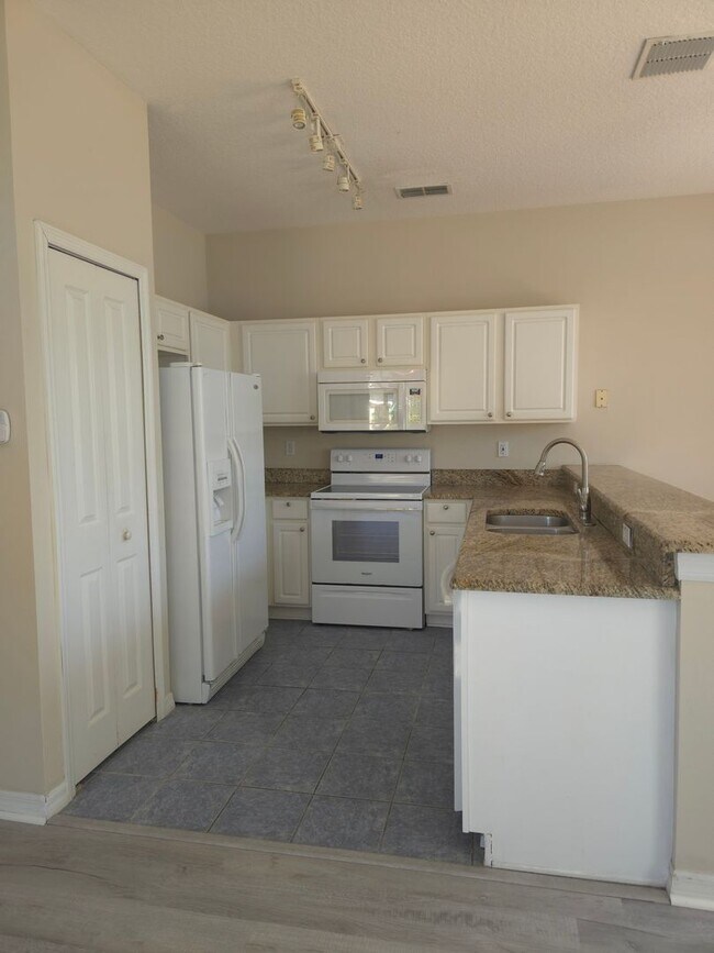 Building Photo - 102 Monroe Cir