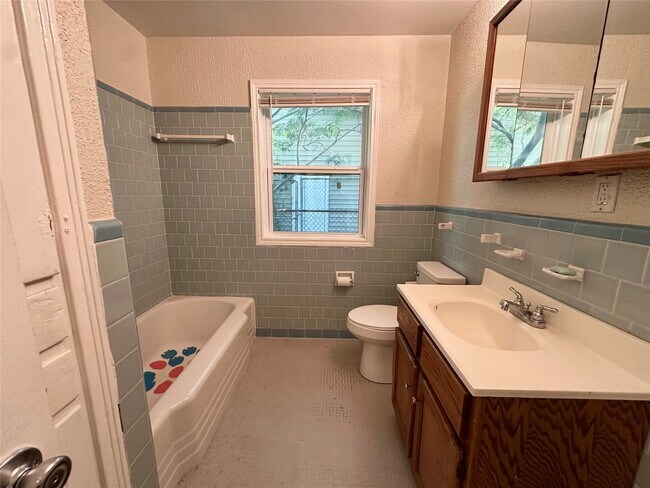 Building Photo - 6 E Southlawn Ave