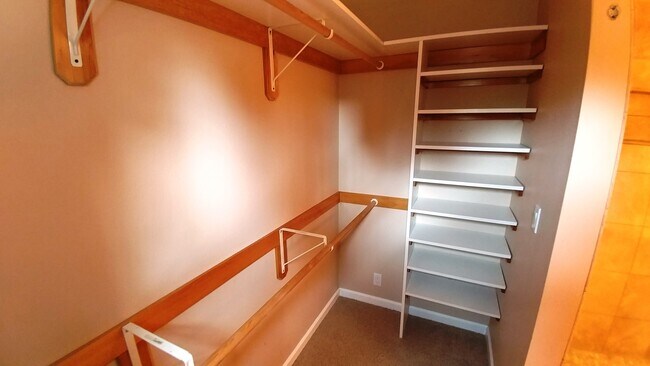 Building Photo - Gorgeous Home with Granite Counters and Custom Built-ins!