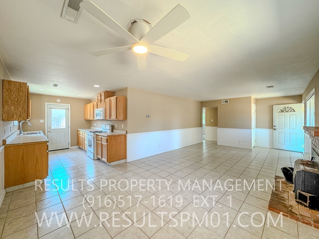Building Photo - RV Access! Charming Roseville Corner-Lot Home