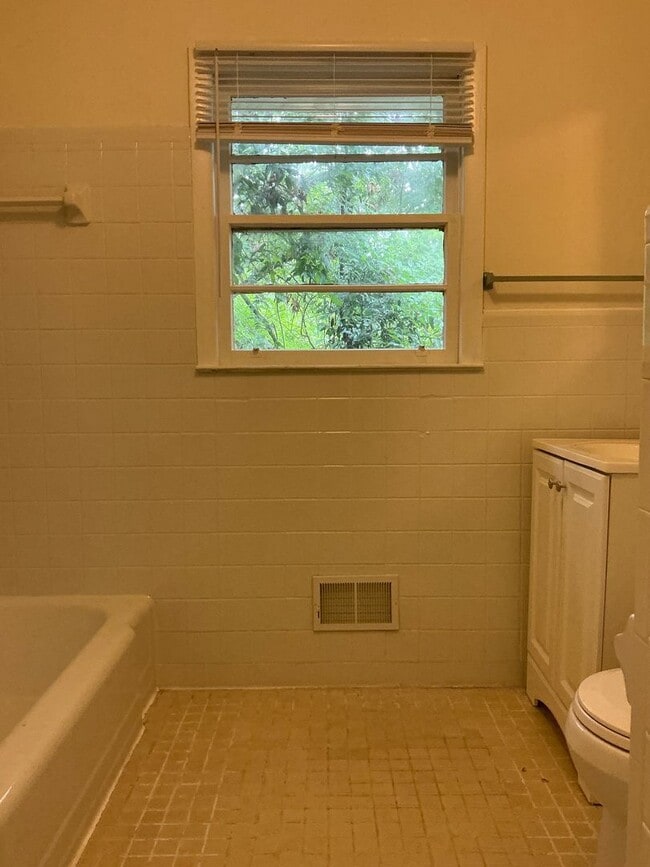Building Photo - 3 bedroom 2 bathroom house conveniently lo...