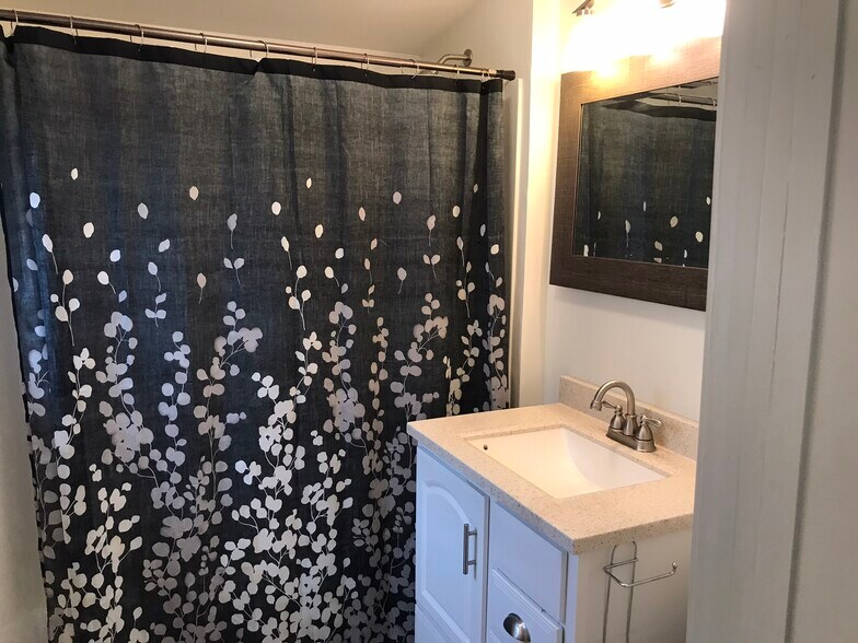 bath - 4639 W Wenger Rd