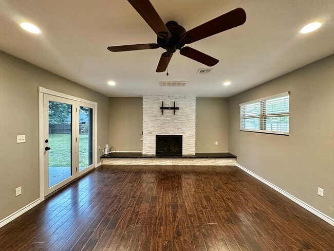 Building Photo - Lawn Care & WiFi Included