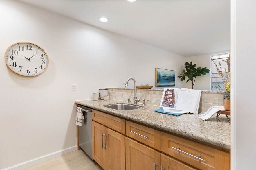 Building Photo - 811 York St