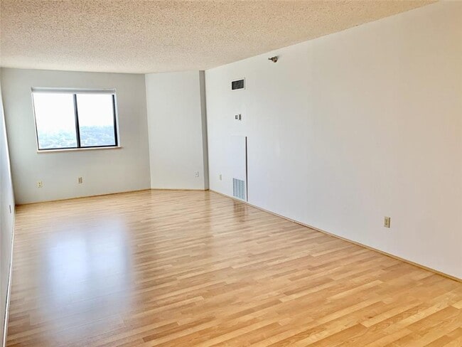 Building Photo - 78 10th St E