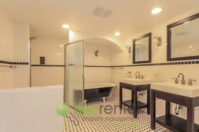 Building Photo - Stylish 4 Bedroom Steps from Shops, Cafes, and Parks **Rent Special**