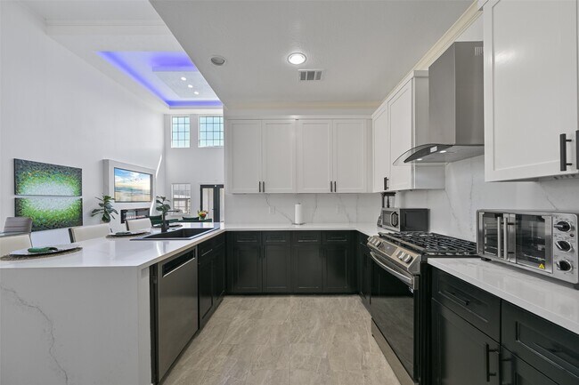 Building Photo - 2007 Que Manor Dr