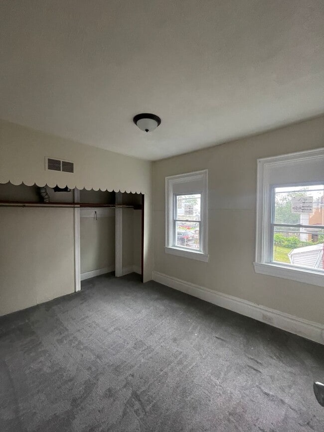 Building Photo - Available July 1st! 3 Bed 1.5 Single Famil...