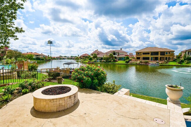 Building Photo - 19027 Crescent Bay Dr