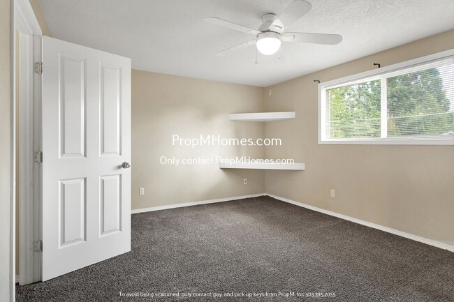 Building Photo - Charming 2-Bedroom Haven in the Heart of Sunset - A Blend of Serenity and Convenience!