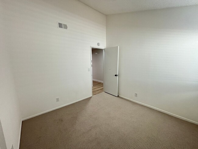 Building Photo - Single Story Palmdale Home