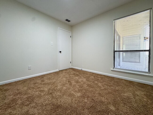 Building Photo - Beautifully Updated 3 Bed 2 Bath Home