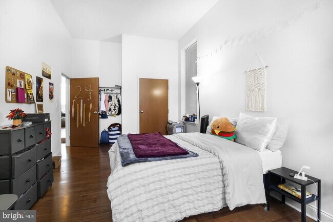 Building Photo - 1001 Chestnut St