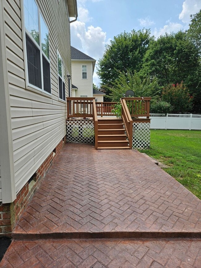 Building Photo - Newly Renovated Two-Story 4BR/2.5BA Home -...