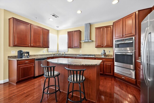 Building Photo - 4 Bed, 4.5 Bath Single Family Home in Clar...