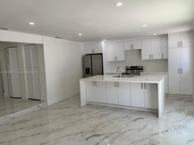 Building Photo - 11000 SW 47th Terrace
