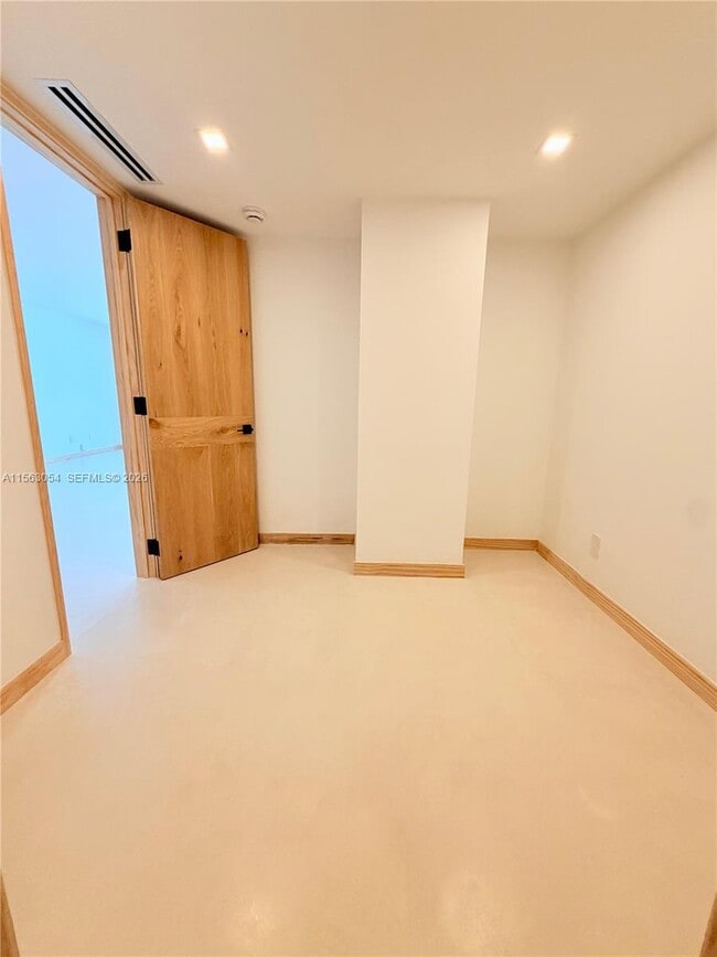 Building Photo - 100 Lincoln Rd