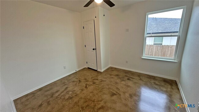 Building Photo - 977 Cline Dr