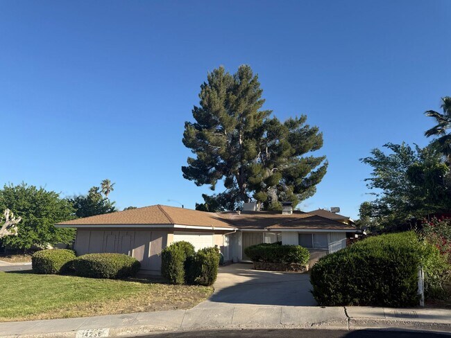 Building Photo - Victorville Green Tree Home- Refurbished 4 Bedrooms, 2 Bathrooms, New Paint,