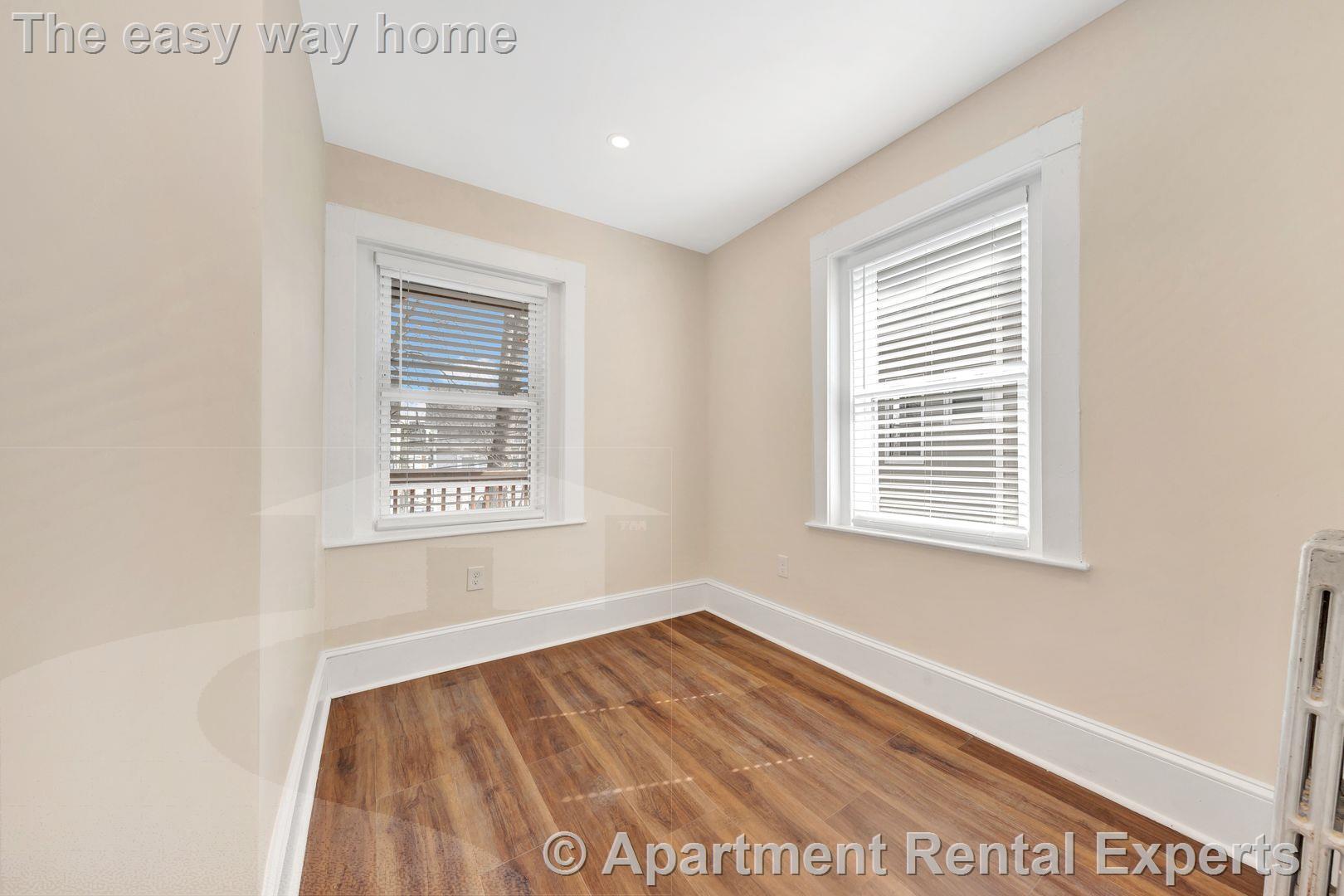 Building Photo - 105 School St