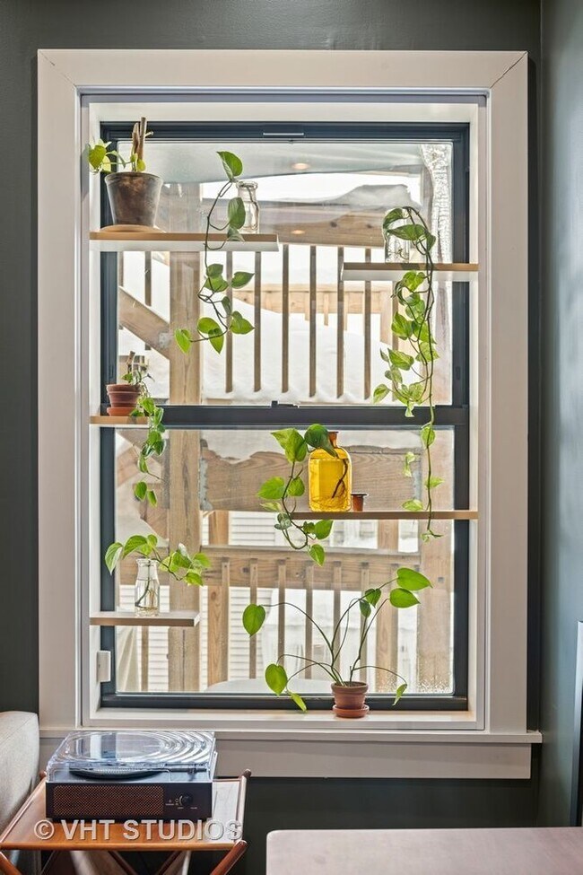 Building Photo - 1454 W Roscoe St