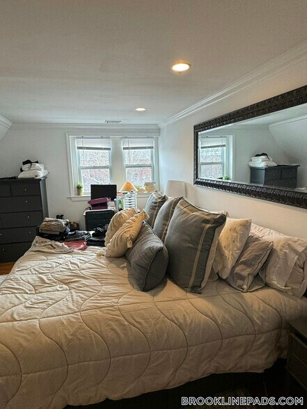 Building Photo - 1798 Beacon St