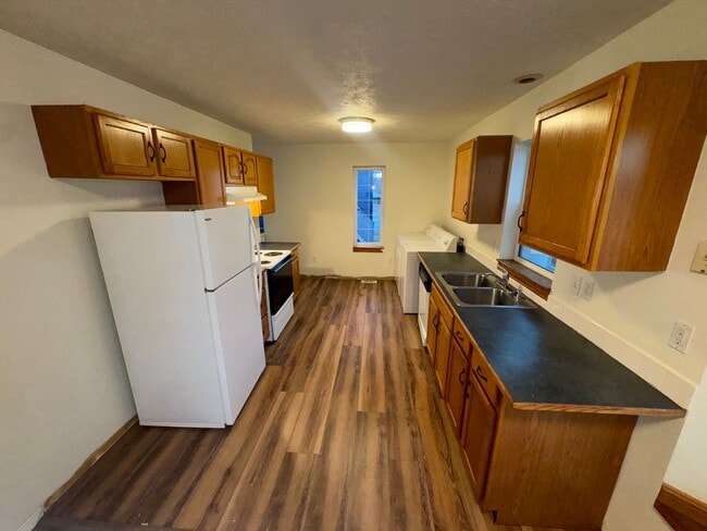 Building Photo - 807 E Mission Ave