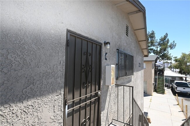Building Photo - 2301 Stewart Ave