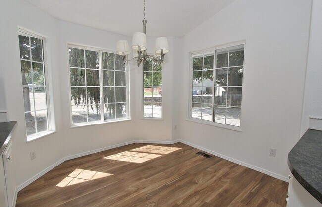 Building Photo - 608 Smith Ct