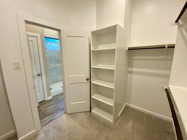 Building Photo - 7043 Coneflower Creek Ct