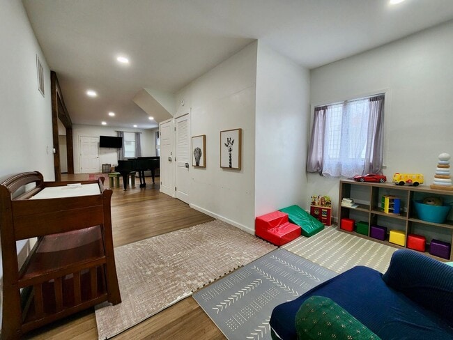 Building Photo - 4 bed 2.5 bath House | East Rochester | First Floor Laundry Hookups | Front and back covered porch