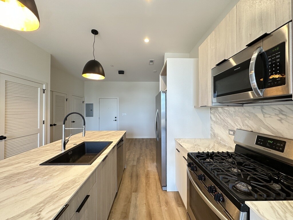 Building Photo - 6340 W Belmont Ave