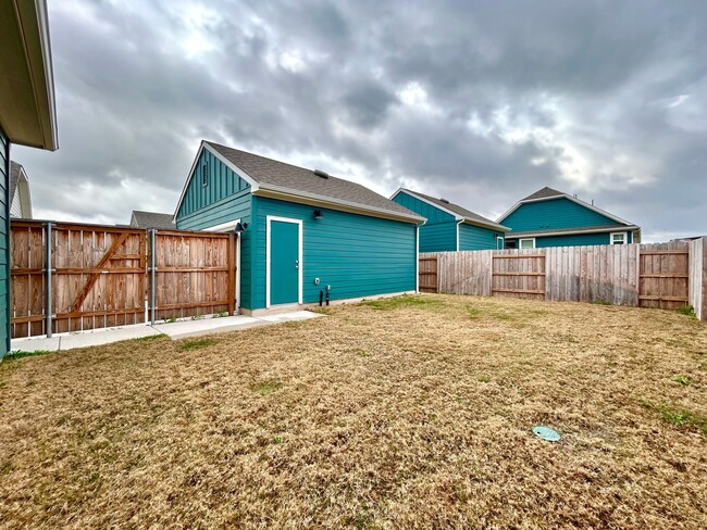 Building Photo - 202 Elm Br Trl