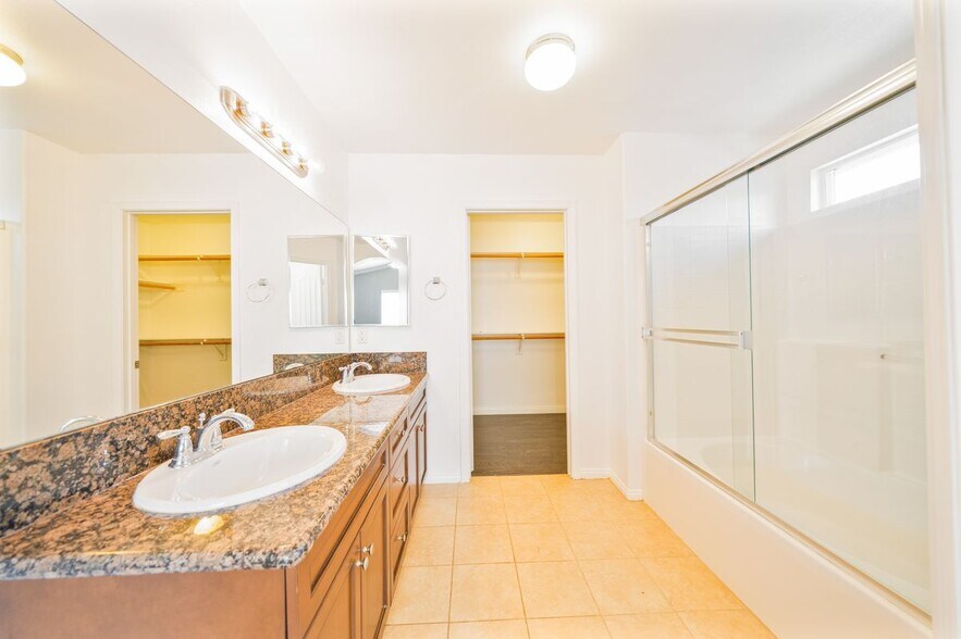 Building Photo - 3072 Parkway Cir