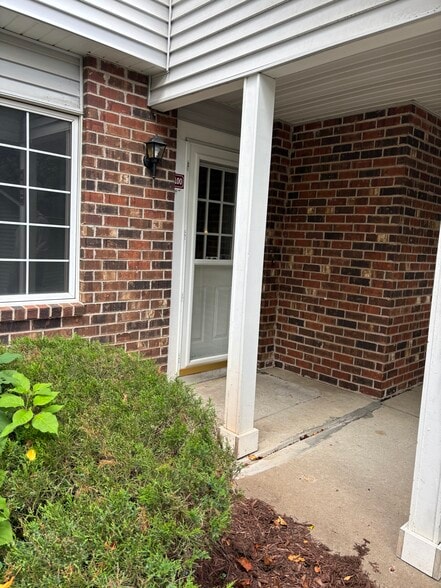 Private front entrance - 3563 Blue Jay Way
