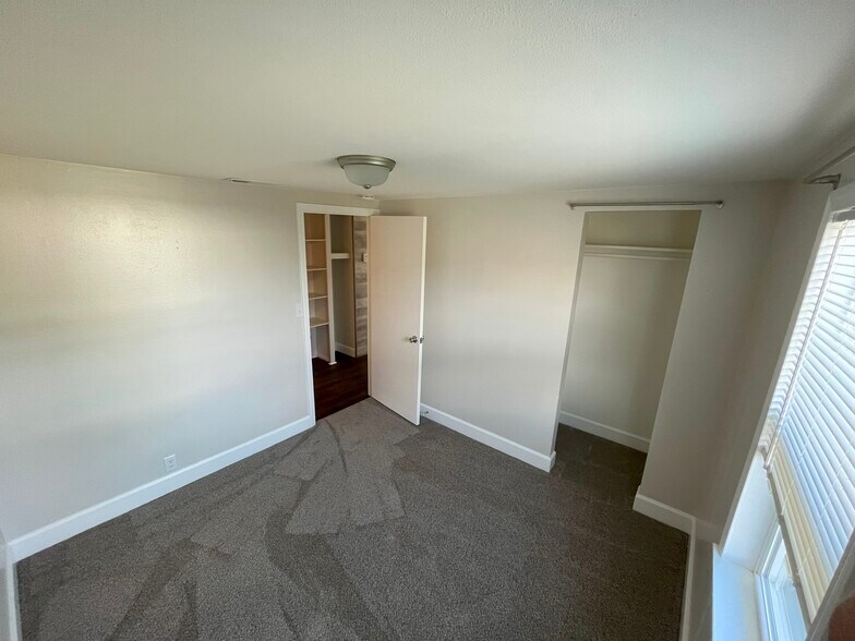 Building Photo - 809 S Elm St