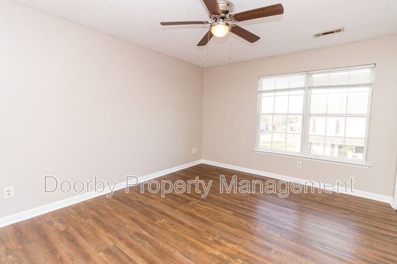 Building Photo - 464 Guyler St