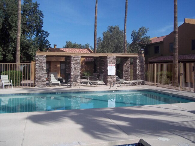 Building Photo - Charming 2 bed 1.5 bath Phoenix townhouse