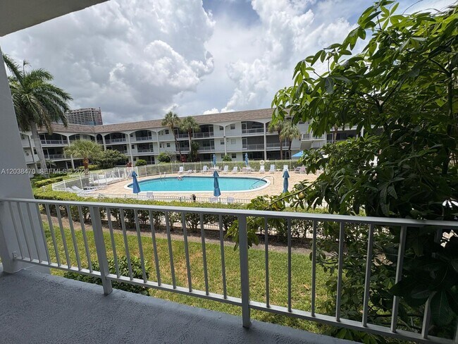Building Photo - 541 Blue Heron Dr